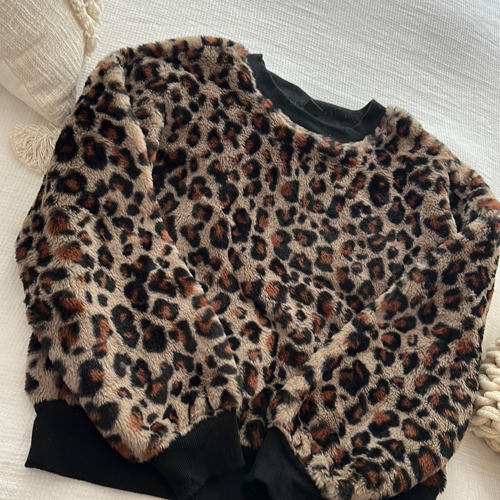 Cheeetah fuzzy sweater
